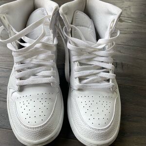 Nike White Sneakers Classic Design